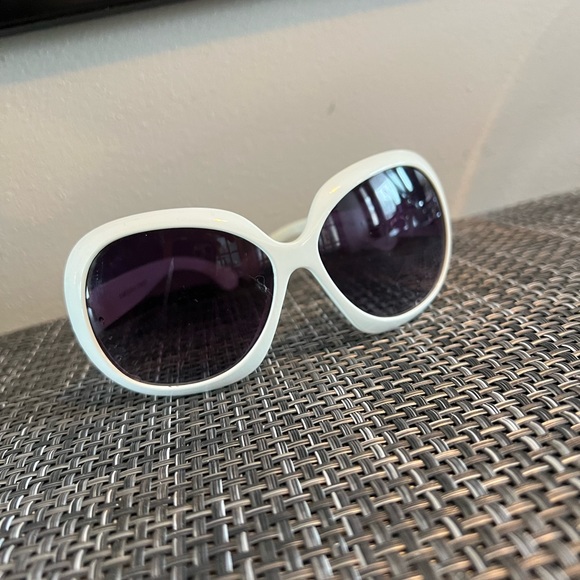 Bundle of Sunglasses - Picture 4 of 6